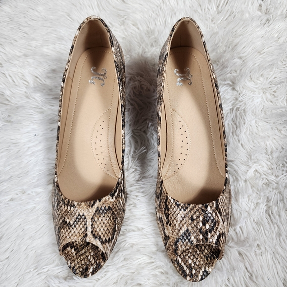 Journee Collection Snake Pattern Wedge 11 - Picture 3 of 11